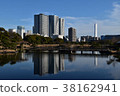Hamarikyu庭院和Shiodome摩天大樓在晴朗的冬天 38162941