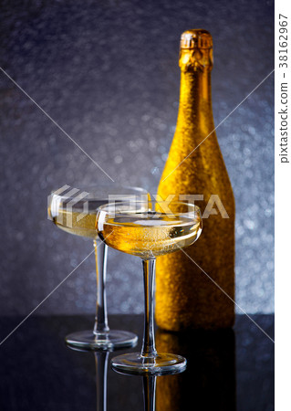 Image of bottle of sparkling wine in gold wrapper 38162967