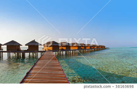 Bungalows on tropical Maldives island 38163698