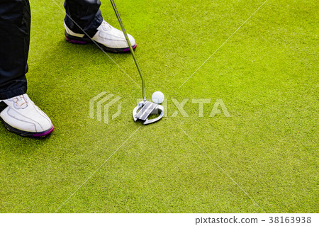 高爾夫球場綠色和球 38163938