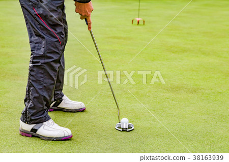 高爾夫球場綠色和球 38163939