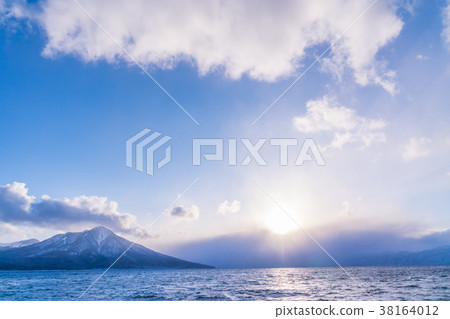 Lake Shikotsu and Eniwadake in winter in Hokkaido 38164012