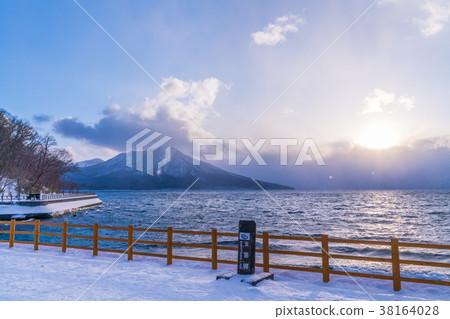 Lake Shikotsu and Eniwadake in winter in Hokkaido 38164028
