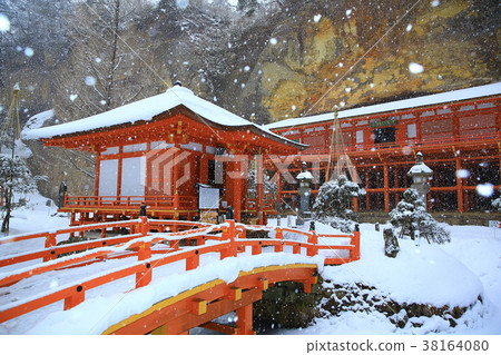 Tatsukuru Cave in winter 38164080