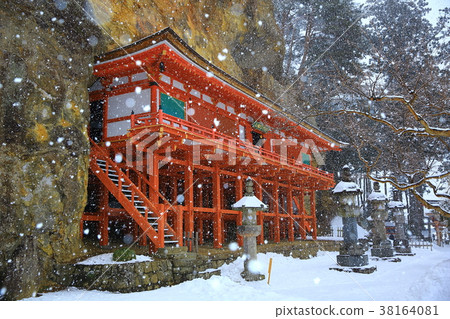 Tatsukuru Cave in winter 38164081