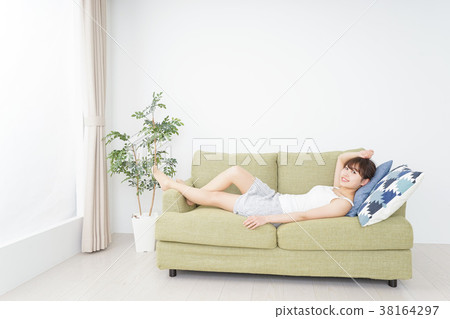 青春期的女人獨自度過的時光 青春期的女人獨自度過的時光 38164297
