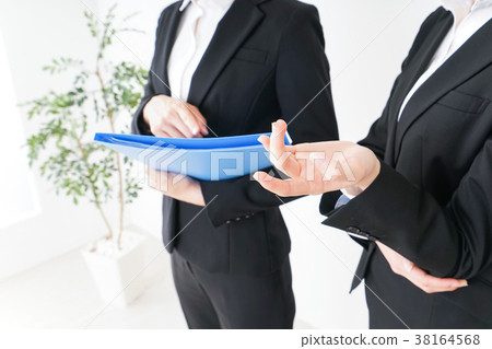 做簡報的女商人 做簡報的女商人 38164568