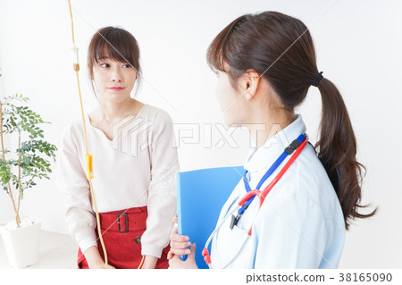 患者和護士將在醫院接受檢查 患者和護士將在醫院接受檢查 38165090