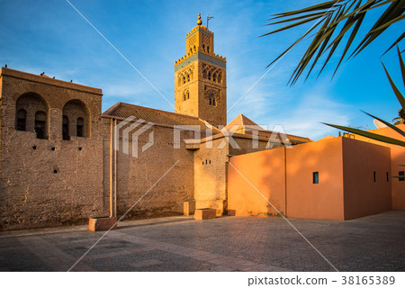 Marrakesh Koutoubia Mosque in warm sun light 38165389
