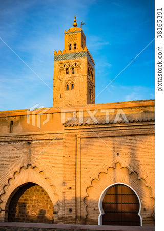 Marrakesh Koutoubia Mosque in warm sun light 38165391