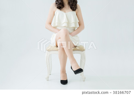 坐在椅子上的女人 38166707