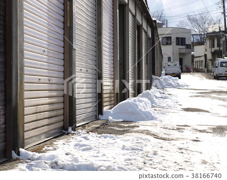 Afternoon street corner with snow 38166740