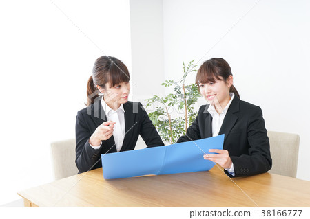 Business woman doing business meeting 38166777