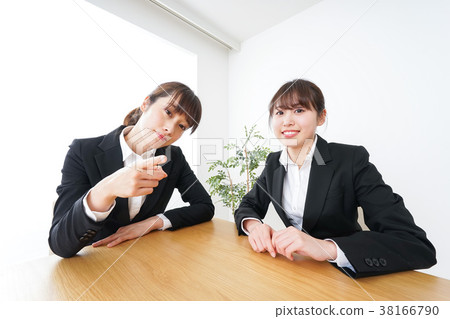 做業務會議的女商人 做業務會議的女商人 38166790