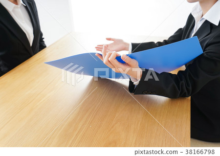 做業務會議的女商人 做業務會議的女商人 38166798
