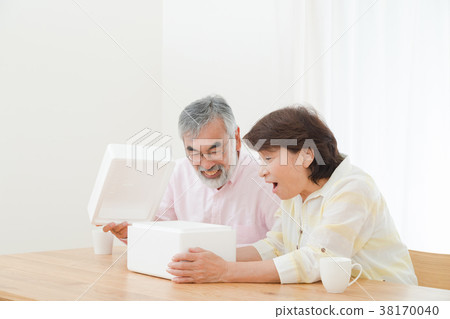 一對老年夫婦打開包裹感到疑惑交付問題發送蒼鷺高級銀代爺爺和奶奶 一對老年夫婦打開包裹感到疑惑交付問題發送蒼鷺高級銀代爺爺和奶奶 38170040