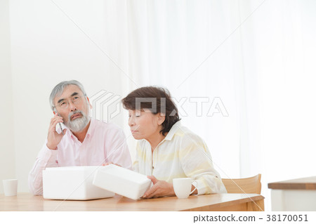 一對老年夫婦打開包裹感到疑惑交付問題發送蒼鷺高級銀代爺爺和奶奶 38170051