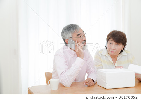 An elderly couple who is puzzled by opening a package Delivery problems Sending Herons Senior Silver Generation Grandpa and grandmother An elderly couple who is puzzled by opening a package Delivery problems Sending Herons Senior Silver Generation Grandpa and grandmother 38170052