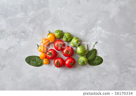 Different tomatoes and spinach leaves Different tomatoes and spinach leaves 38170334