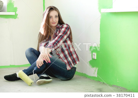 The builder makes repairs in the apartment 38170411