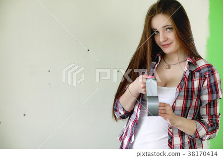 The builder makes repairs in the apartment 38170414