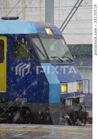 在雪地裡旅行的貨運列車 38170519