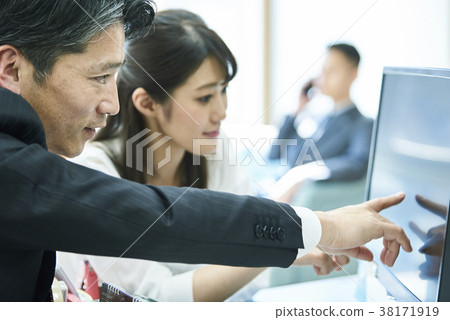 談話的商人和的婦女，當指向屏幕時 38171919