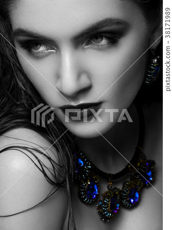 Beautiful woman wearing exotic luxury jewelry 38171989