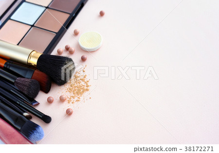 Makeup brush and decorative cosmetics 38172271