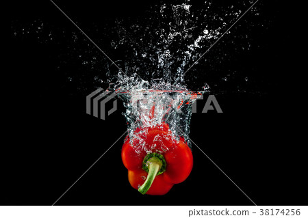 bell pepper in water with splash 38174256