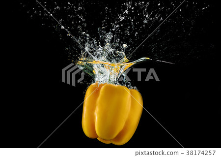 bell pepper in water with splash 38174257