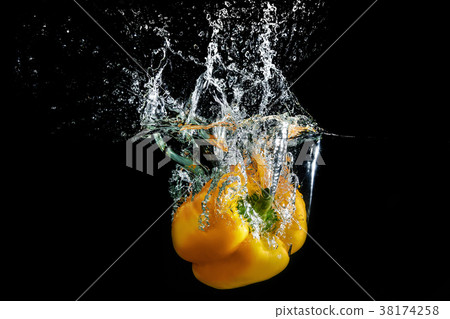 bell pepper in water with splash 38174258