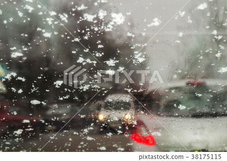 Outside the car the snow falls. Bad weather. Outside the car the snow falls. Bad weather. 38175115