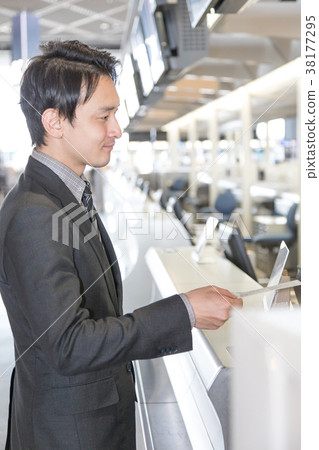Airport businessman 38177295