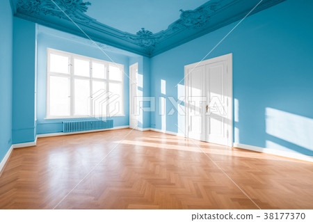 Empty room classical architecture flat renovation  38177370