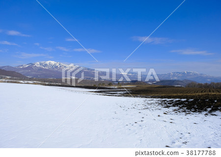 冬天的四座山(右)和Kusatsu Shirane(左) 冬天的四座山(右)和Kusatsu Shirane(左) 38177788