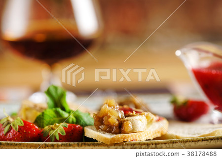 foie gras with sauce 38178488