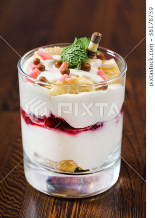 berry dessert 38178739