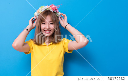 Beauty woman posing with flower hat 38179282