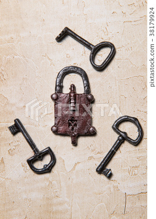 Keys, locks 38179924
