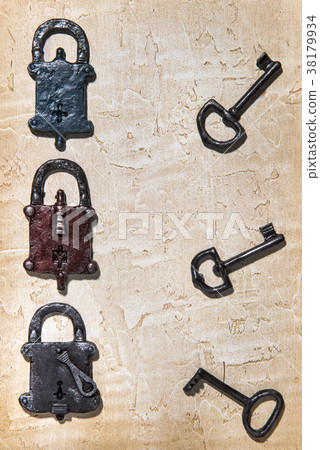 Keys, locks 38179934