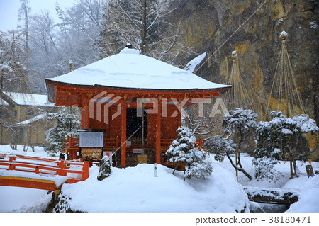 Tatsukuru Cave in winter 38180471