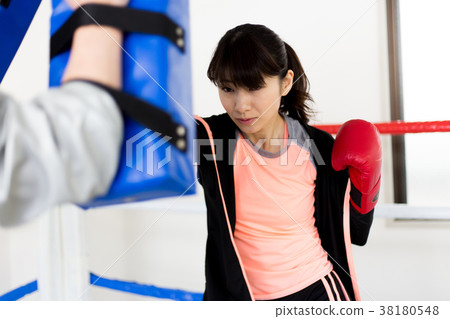 Young woman (boxing) Young woman (boxing) 38180548