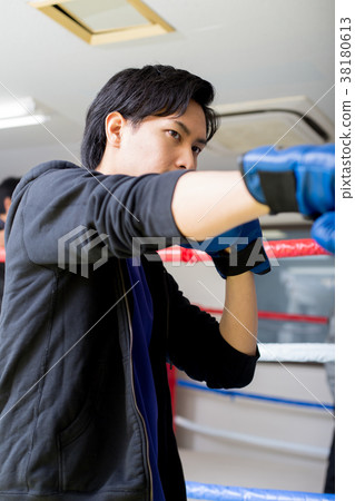 年輕人（拳擊館） 38180613