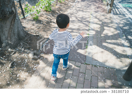 child, whelp, younger 38180710