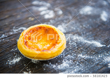 Freshly baked delicious egg tart on wooden Freshly baked delicious egg tart on wooden 38181423