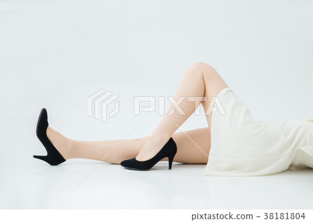 A lady falling asleep 38181804