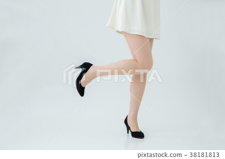 穿著裙子的女性腿 穿著裙子的女性腿 38181813
