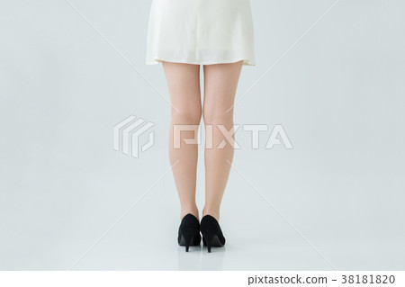 Female legs wearing a skirt 38181820