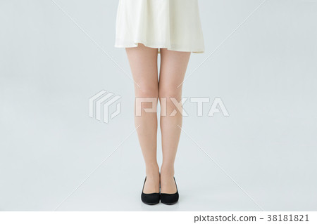 Female legs wearing a skirt 38181821